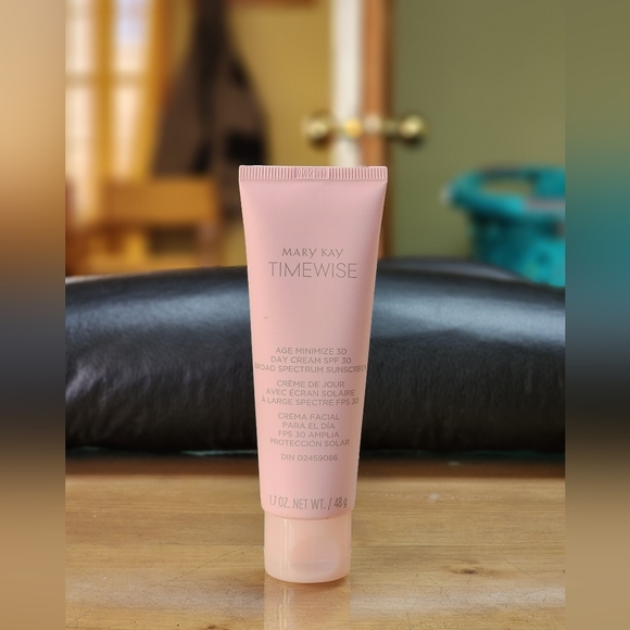 Mary Kay Age Fighting Day Cream (SPF) - Picture 1 of 2